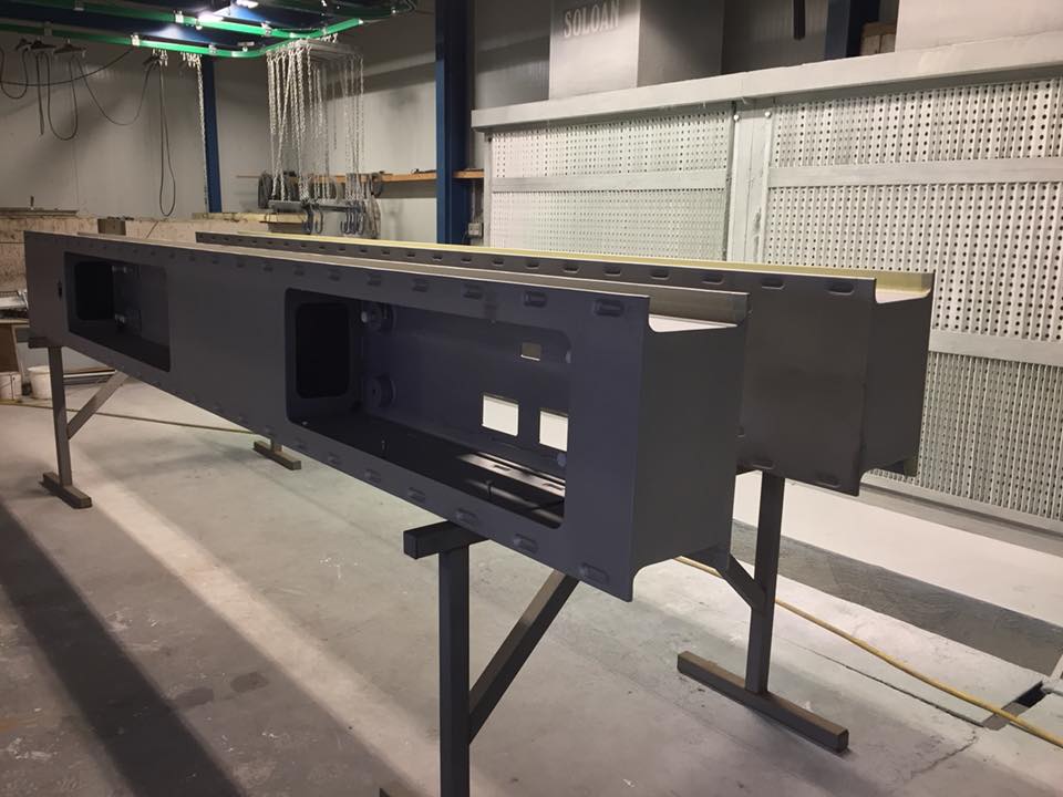 Ontroesten van metalen onderdelen als voorbehandeling voor industriële coating